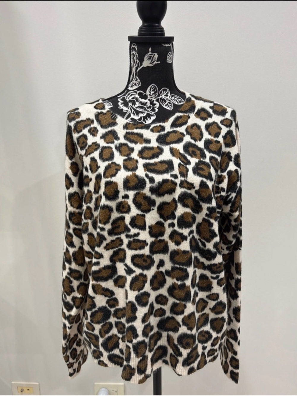 Mia & Tess animal print sweater size large